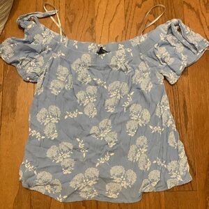 super cute off the shoulders shirt with white flower pattern